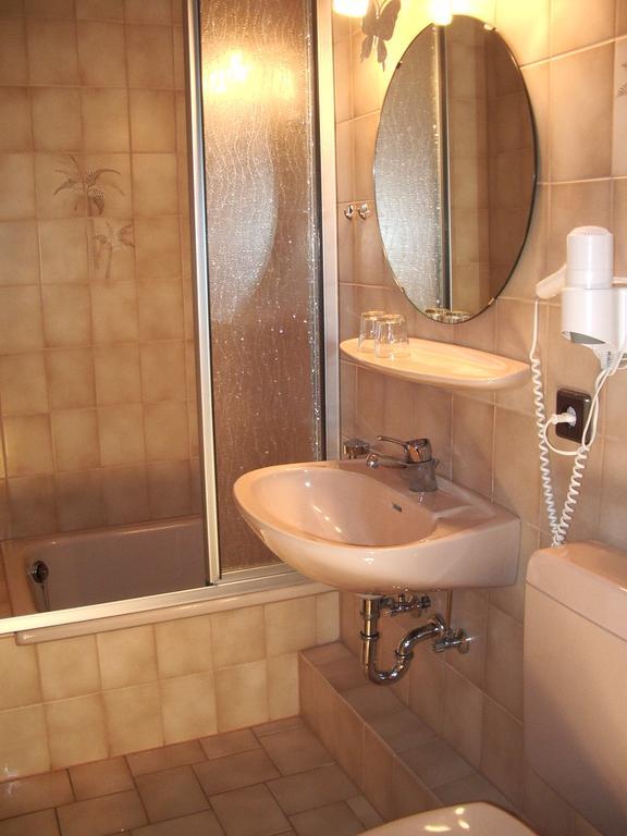 Hotel Gästehaus Resi Zeltingen-Rachtig Zimmer foto